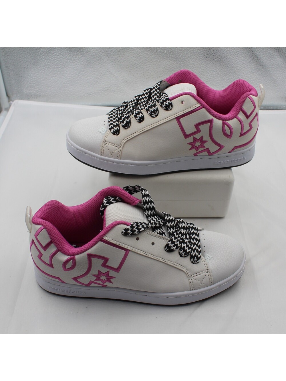 DC Court Graffik Size 6.5Y Youth Padded Low Top Skate Shoes Sneakers White Pink